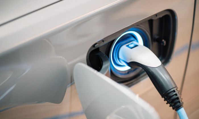Electric cars: home charger grant, selling power back to the grid and Volvos free electricity offer